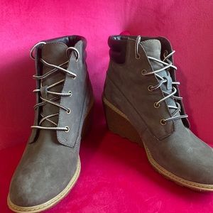 Timberland lace up wedge boot. Excellent condition